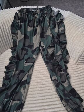Camo Ruffle Jogger Pants - Green/Black